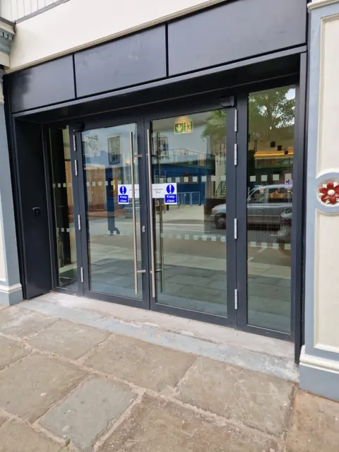 Aluminium commercial entrance with double doors and full-height side screens