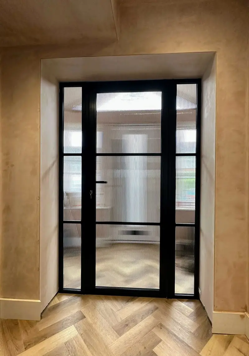 Internal steel-look screen with frosted glass